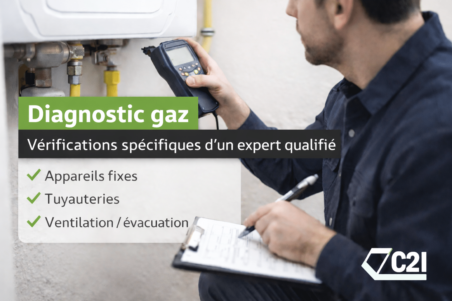 expert réalisant un diagnostic de l'tat d'installation du gaz chez un client